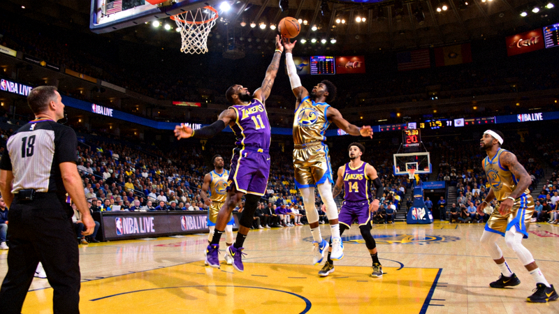 NBA篮球比赛直播画面，湖人队与勇士队激烈对抗